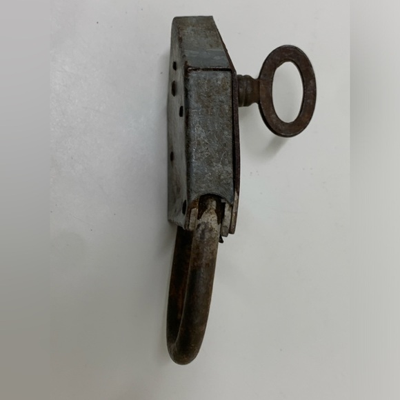 Vintage Angular Metal Heavy Duty Functional Padlock w/ Key - Picture 16 of 16